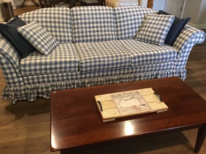 Living Room - Sofa, coffee table & decor