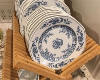 Kitchen - Set of dishes - has addition pieces 