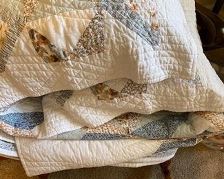 Quilted comforter set with shams