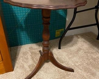 Pie crust small table 
