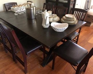 Nice dining table with 8 chairs