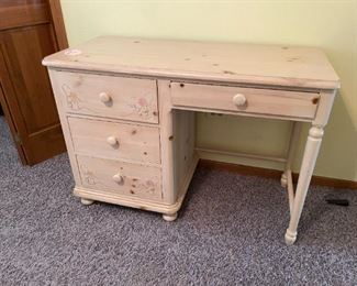 35 Thomasville Desk