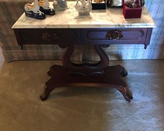 PELLMAN, SNELL AND LECKIE FINE FIRNITURE MARBLETOP TABLE 