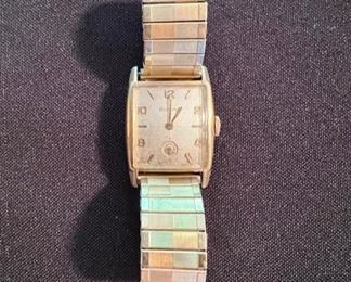 Vintage men’s Bulova 10kt rolled gold plate wrist watch in working condition