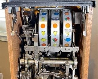 1940s Mills 25c Hi-Top Deuce Wild Slot Machine RESTORED 25 Cent	26x16x16in	HxWxD
