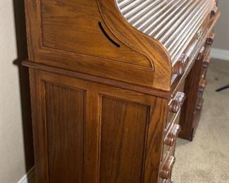 Sure Wood Roll Top Oak Desk	46 x 48 x 24in	HxWxD
