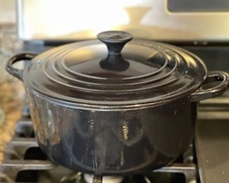 Le Creuset Cast Iron Casserole Pot Pan / Dish +Lid - Black 22 cm 9in 3.3 L	5.5 x 11.5 x 9in	HxWxD
