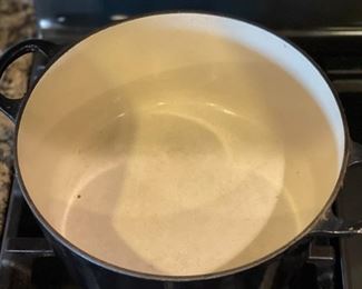 Le Creuset Cast Iron Casserole Pot Pan / Dish +Lid - Black 22 cm 9in 3.3 L	5.5 x 11.5 x 9in	HxWxD
