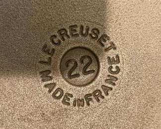 Le Creuset Cast Iron Casserole Pot Pan / Dish +Lid - Black 22 cm 9in 3.3 L	5.5 x 11.5 x 9in	HxWxD
