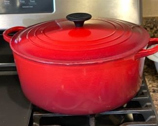 Le Creuset  Dutch Oven #28 7.25 QT RED Pot Pan / Dish +Lid	6.5 x 14 x 11.5in	HxWxD
