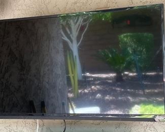 VIZIO 32-Inch 720p LED TV  D32H-C0 TV no remote or mount	17 x 29 x 3in	HxWxD
