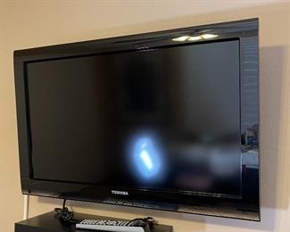 Toshiba TV with remote NO Mount	20 x 31in	
