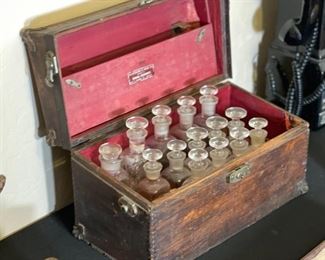Haussmann Dunn Surgical Case with Antique Apothecary Jars	8.5x15x7.5in	HxWxD

