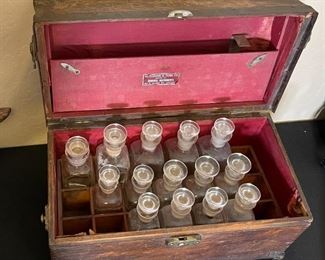 Haussmann Dunn Surgical Case with Antique Apothecary Jars	8.5x15x7.5in	HxWxD
