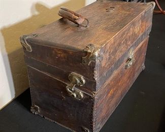 Haussmann Dunn Surgical Case with Antique Apothecary Jars	8.5x15x7.5in	HxWxD
