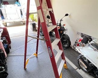 Werner 6ft Fiberglass Ladder	6in H x 18.5 in W	HxWxD
