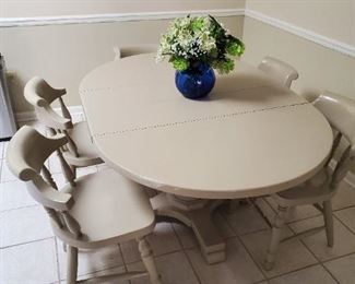 Very cool vintage kitchen table and chairs