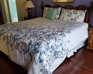This bed and entire MCM set from Century furniture is in absolutely Mint condition. 