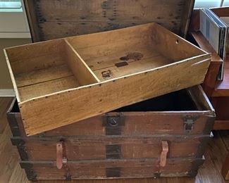 Antique steamer trunk in GREAT condition (Detail view)