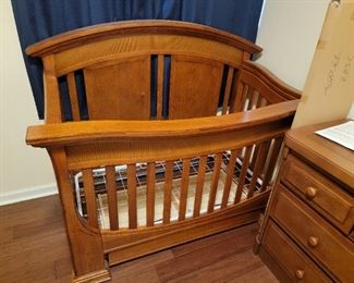 Baby Appleseed 3-in-1 convertible crib