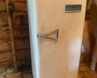 Vintage Refrigerator.  They don't build them like this anymore.  Working great the last time it was used. 