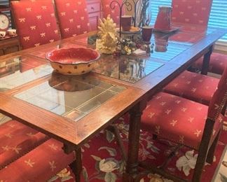 Lovely dining table and 8 chairs