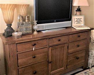 Dresser; TV