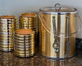 VTG ICE BUCKET BARREL STYLE / VTG PLASTIC AND CORK COLORED DRINK COASTERS LARGE SET
