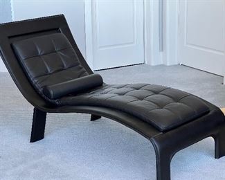 BLK LEATHER CHAISE LOUNGER