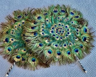 VTG Art Deco ROUND DOUBLE SIDED PEACOCK FEATHER HAND HELD FAN/FACE SCREE FAN