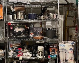 MANY MANY COOKING APPLIANCES