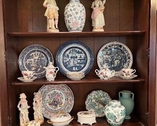 Chinoiserie figures, decor & plates 