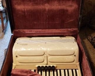 Accordion Soprani Amphphonic with case
