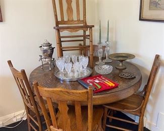 Expandable claw foot oak table and chairs. Comes with 1 leaf.