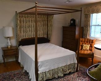 United Furniture Queen Poster Bed