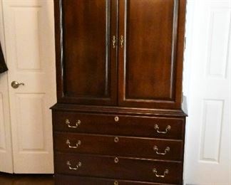 Link Taylor Armoire