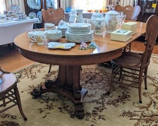 Oak pedestal dining table with 2 leaves