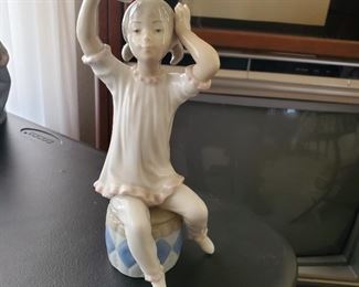 Lladro 1148 Girl Washing Hair