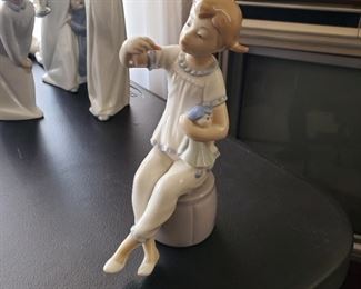 Lladro 1083 girl with doll & lipstick