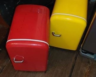 Small electric refrigerator