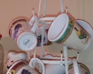 Standing chef coffee cups holder