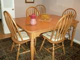 AMISH FURNITURE OAK TABLE AND 6 CHAIRS.