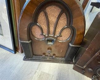 Antique philco tombstone radio