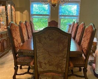 Diningroom Table with 10 Chairs