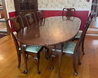 $495 
Dining Room table Old Towne Mahog 60" + 16" x 3 leaves. 6 chairs & 2 arms&nbsp;
