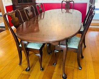 $495 
Dining Room table Old Towne Mahog 60" + 16" x 3 leaves. 6 chairs & 2 arms&nbsp;