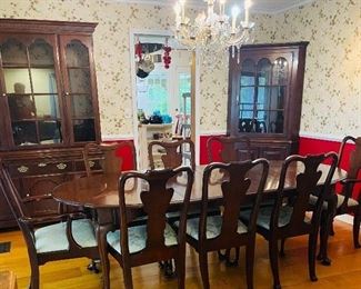 $495 
Dining Room table Old Towne Mahog 60" + 16" x 3 leaves. 6 chairs & 2 arms&nbsp;