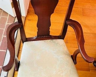 $495 
Dining Room table Old Towne Mahog 60" + 16" x 3 leaves. 6 chairs & 2 arms&nbsp;