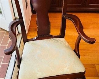 $495 
Dining Room table Old Towne Mahog 60" + 16" x 3 leaves. 6 chairs & 2 arms&nbsp;