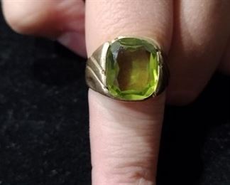 gold ring with peridot 